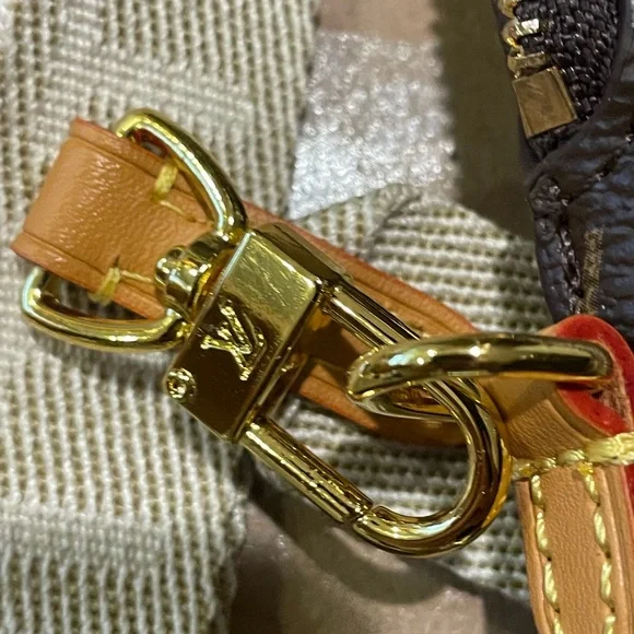 LVee monogram logo utility sling bag purse crossbody beautiful 💕💕😱😱🔥 - Picture 3 of 10